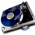 Цифровые ди-джей контроллеры: Hybrid Numark Turntable и Stanton Sans Vinyl